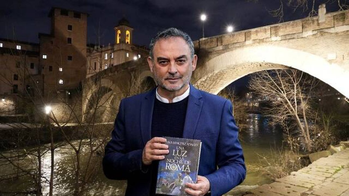 Sánchez Adalid en el puente romano a la Isla Tiberina, el mismo que vemos en la portada del libro