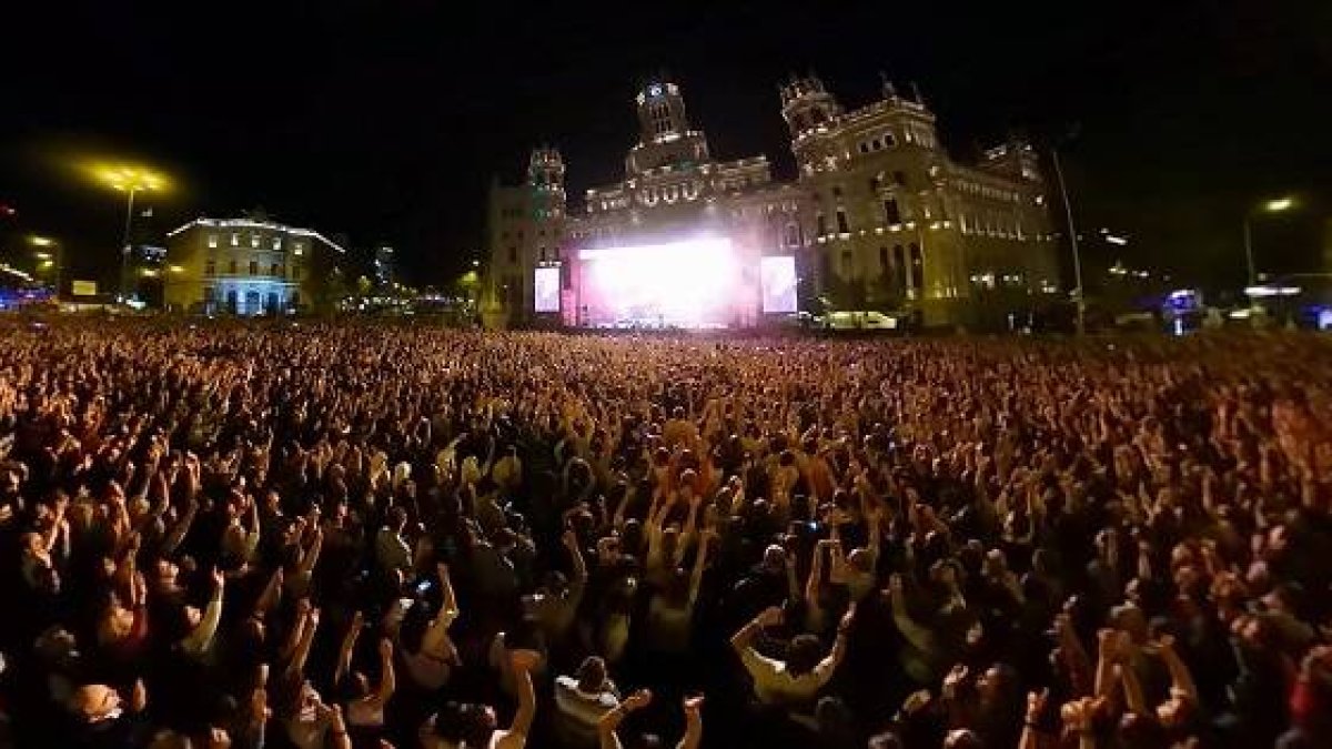 En la noche del sábado se sumaron más personas a la Fiesta de la Resurrección de la Plaza Cibeles de Madrid