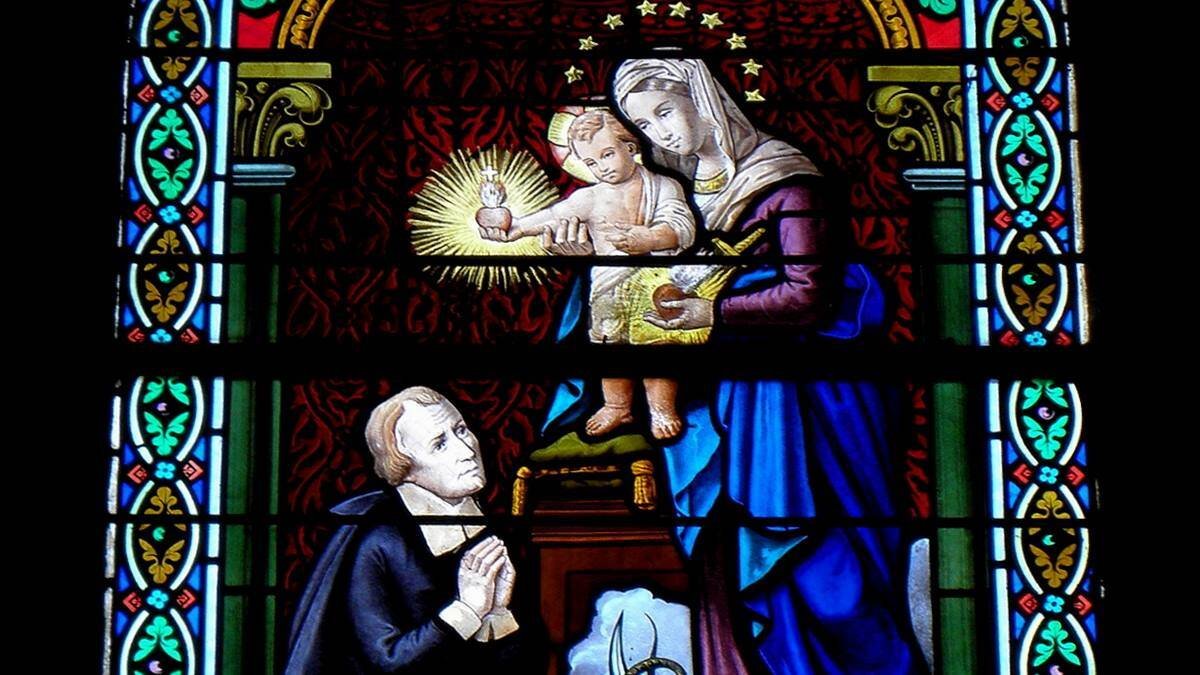 San Juan Eudes ante los Sagrados Corazones de Jesús y de María. Vidriera en la iglesia de San Pedro en Dourdain (Bretaña). Foto: GO69, CC BY-SA 3.0, Wikimedia Commons.