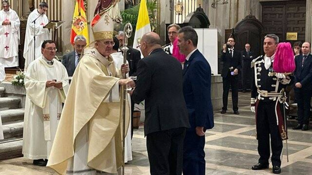 El cardenal Osoro entrega una de las reliquias de San Isidro a una hermandad sevillana.
