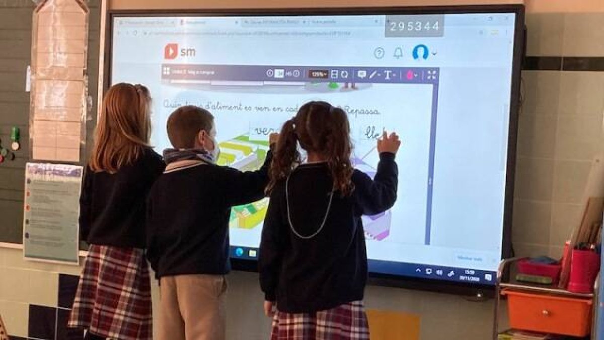 Menor capacidad de retención, memorización o atención, disminución de la comprensión lectora, baja creatividad... son algunos de los motivos que han llevado al gobierno sueco a volver a usar libros en los colegios.