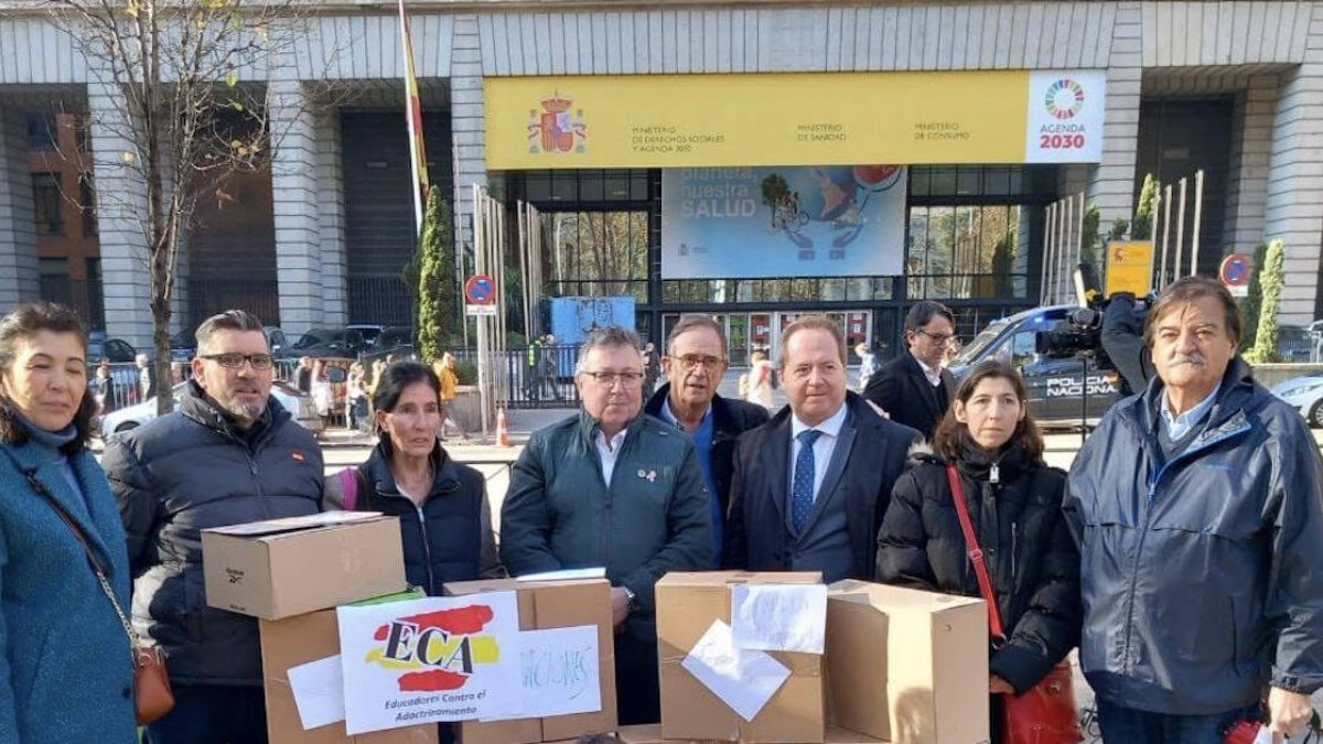 El mayor órgano consultivo del Gobierno advierte de que la Ley de Familias suplanta competencias, aplica mal la normativa europea, se olvida de abuelos y nietos, varones... (foto: las familias numerosas protestan ante el Ministerio).