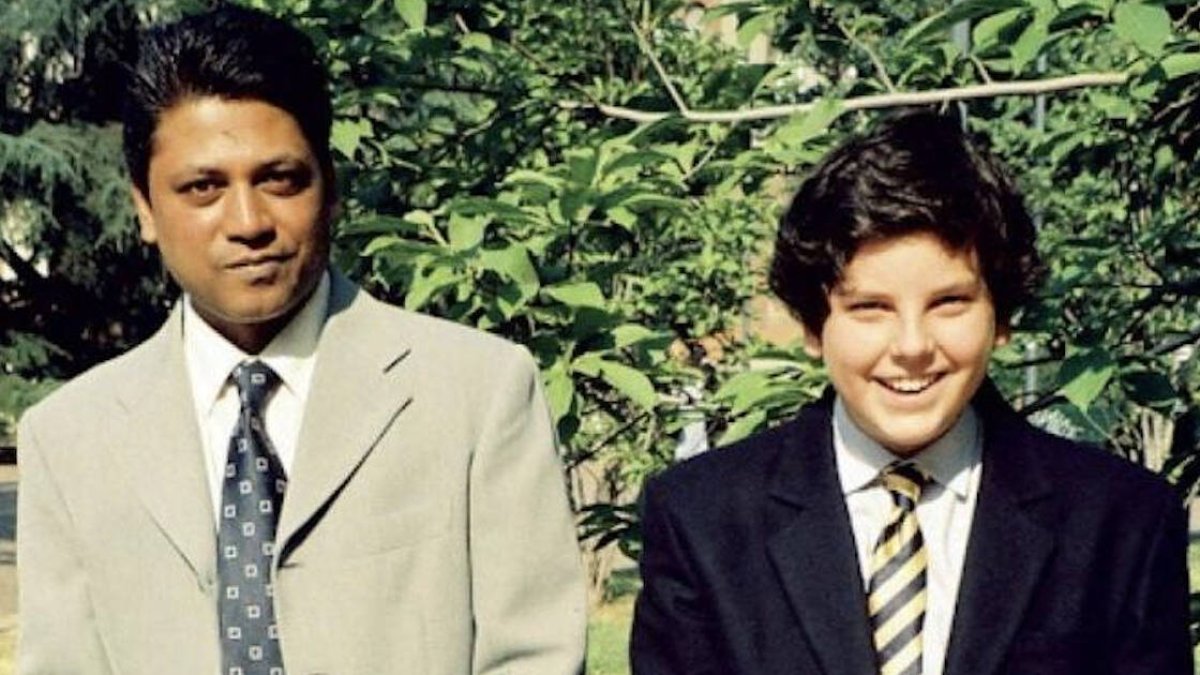 Rajesh Mohur es originario de la isla Mauricio, aunque pertenece a la casta más alta de los indios. En los años ochenta emigró a Italia y allí fue contratado como asistente por la familia Acutis.  Su trato con el pequeño Carlo le cambiaría para siempre.