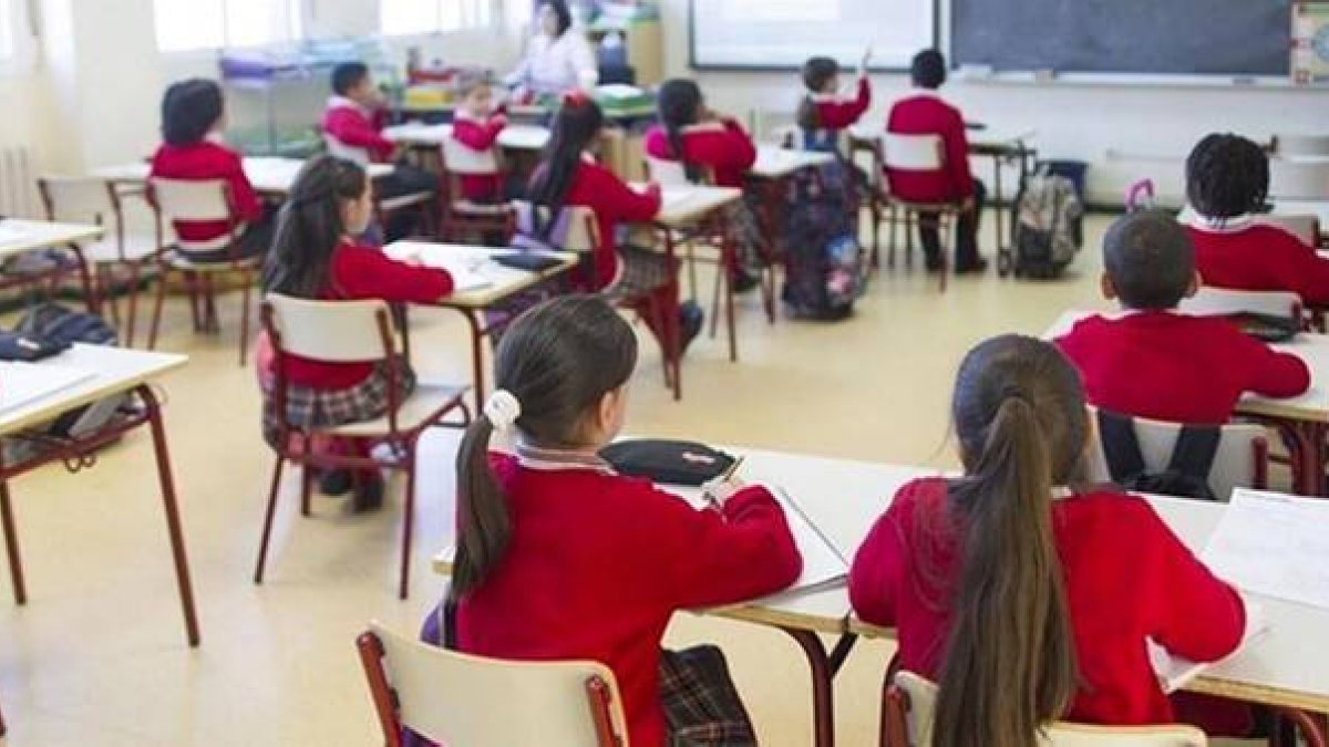 El Tribunal Constitucional rechaza, por siete votos a favor y cuatro en contra, el recurso de VOX contra la ley educativa del Gobierno del PSOE. Se convierte en constitucional que la educación diferenciada no pueda ser financiada públicamente.