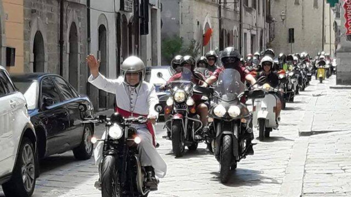 Giulio Mencuccini, el obispo emérito de Sanggau,a bordo de su Triumph 1000 dirigiendo una caravana motera en Italia.