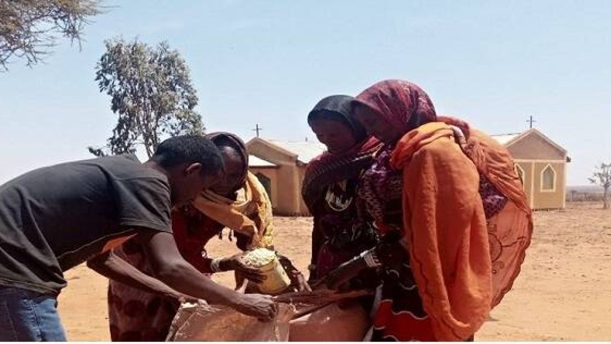 Reparto de suministros cerca de una parroquia de los espiritanos en el sur de Etiopía