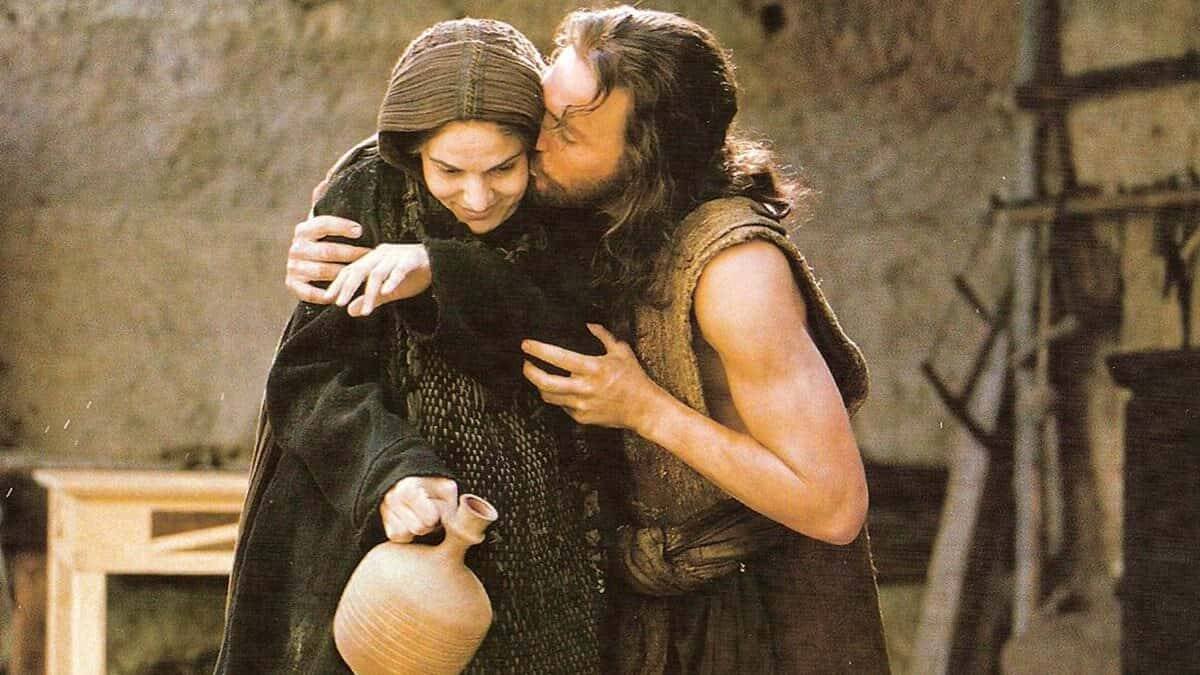 En 'La Pasión de Cristo', Mel Gibson representa a Jesucristo (Jim Caviezel) haciéndole una broma a María (Maia Morgenstern), salpicándola con agua.
