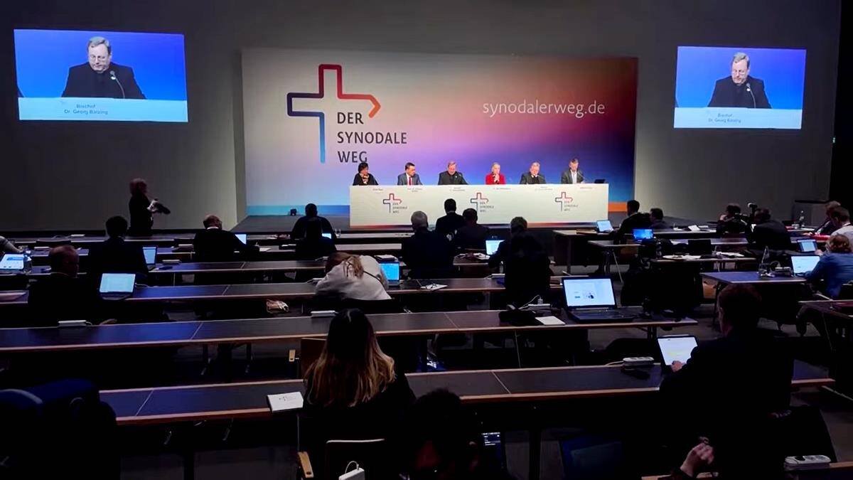 El camino sinodal alemán ha roto con la Fe revelada y con la autoridad de la Iglesia, por el momento sin consecuencias. En la imagen, una de sus ruedas de prensa, presidida por el presidente de la conferencia episcopal, Georg Bätzing.