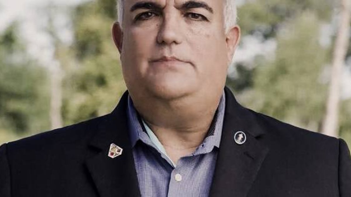 Oscar Delgado fue corresponsal de guerra, vio muchas cosas malas, y quiere reconquistar terreno al demonio impulsando la devoción a los arcángeles