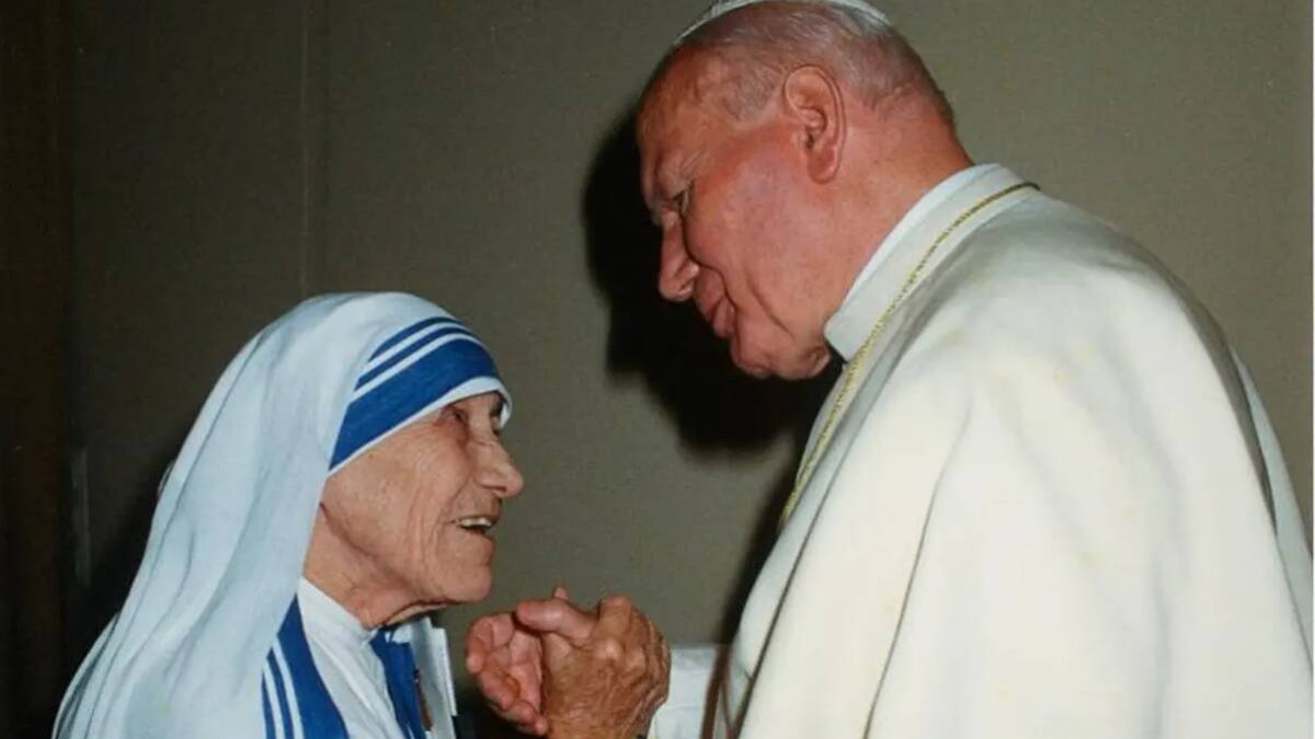 San Juan Pablo II y Santa Teresa de Calcuta son dos santos de las últimas décadas y ejemplos para los cristianos de hoy.