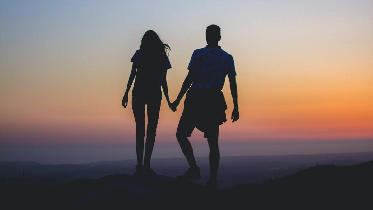 Una relación con vocación de permanencia y de aceptación de las consecuencias va más allá del puro intercambio sexual sin compromiso. Foto: Caleb Ekeroth / Unsplash.