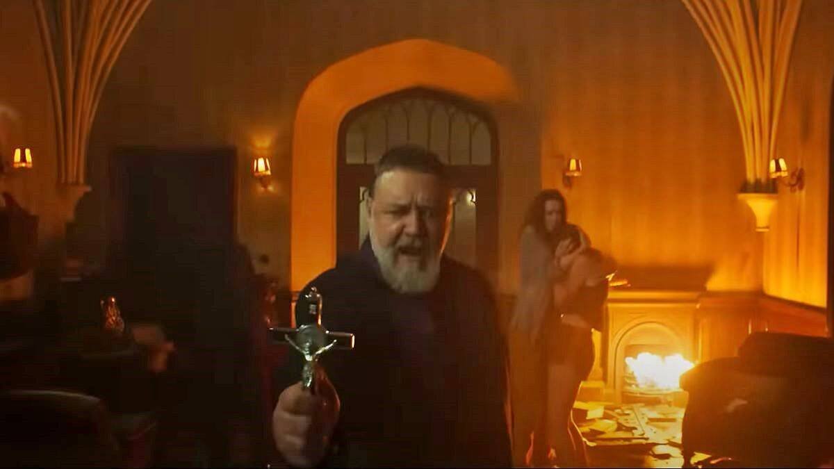 Las primeras imágenes conocidas de 'El exorcista del Papa' evocan su predecesora 'El exorcista' de 1973. En la imagen, Russell Crowe en el papel del padre Gabriele Amorth.