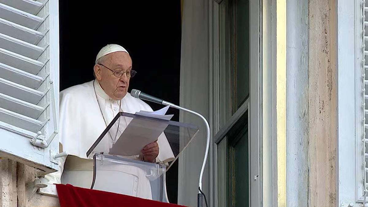 Nosotros somos tentados por el diablo, dijo el Papa en el Ángelus, con los mismos señuelos con los que tentó a Jesús: el apego a las cosas terrenas, la desconfianza, la sed de poder.