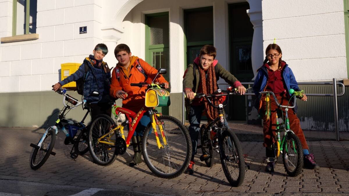 Glassboy hará ver cómo siempre habrá dos impulsos, la necesidad de mantenerse a salvo y la de explorar lo desconocido: parte de la trama de fondo es que la seguridad nunca será total y que la amistad y el amor implica aceptar la fragilidad.