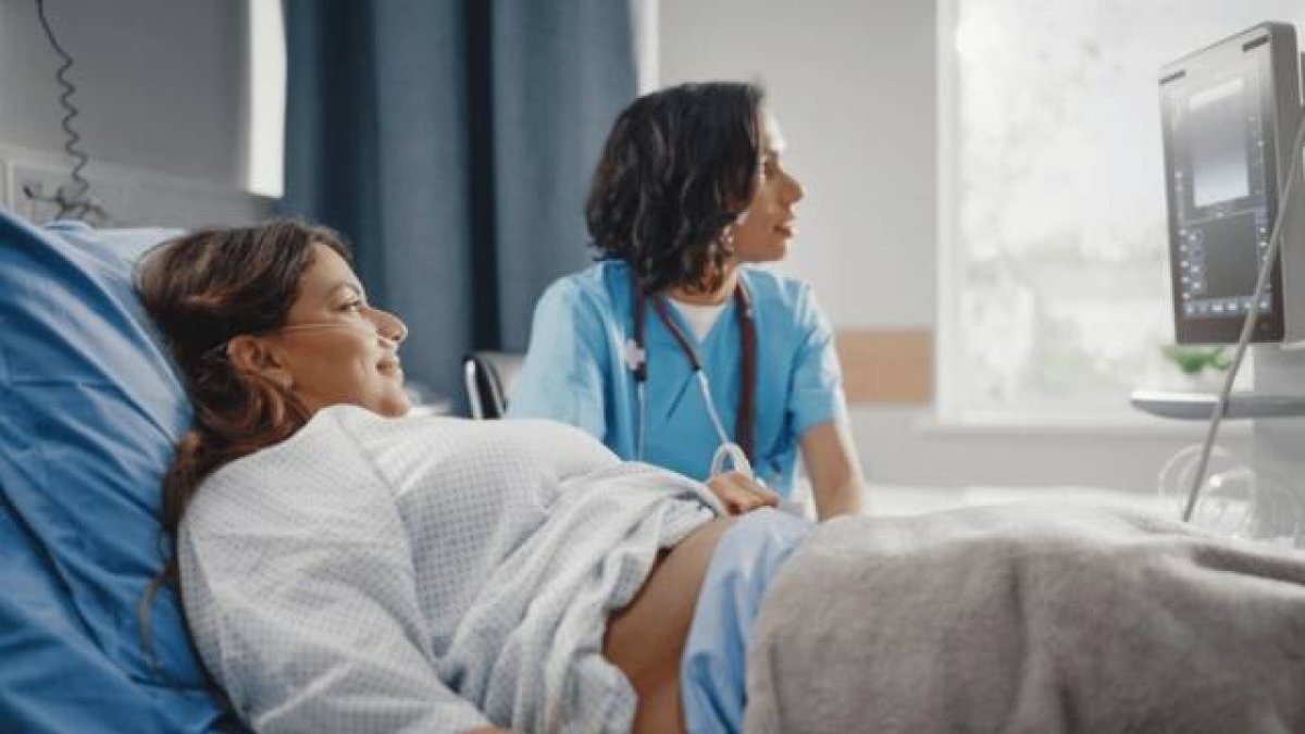 El propio aborto, el embarazo múltiple o ectópico, la preeclampsia e hipertensión, el bajo peso o incluso el cáncer son solo algunos de los riesgos que conllevan las técnicas de reproducción asistida.