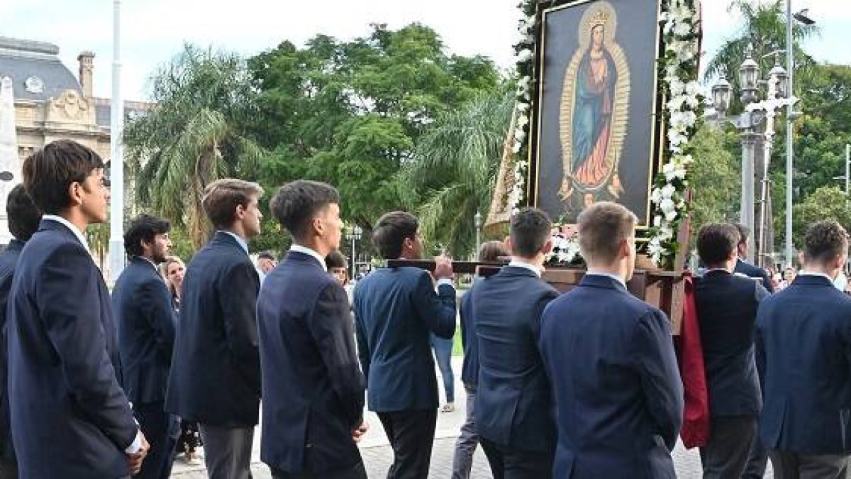 Jóvenes de Santa Fe, Argentina, con una reproducción de la imagen milagrosa de la Virgen de los Milagros