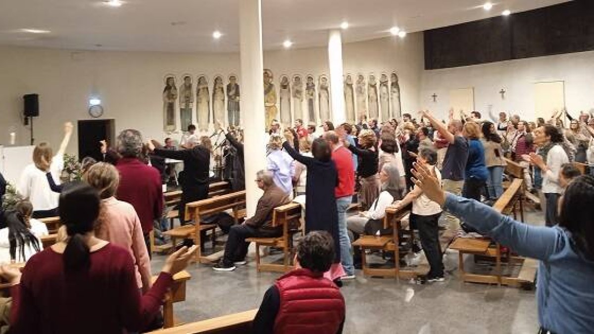 El 24 y 25 de marzo unas 1.200 personas pasaron por una maratón de alabanza de 24 horas en la cripta de los dominicos de Sanchinarro en Madrid