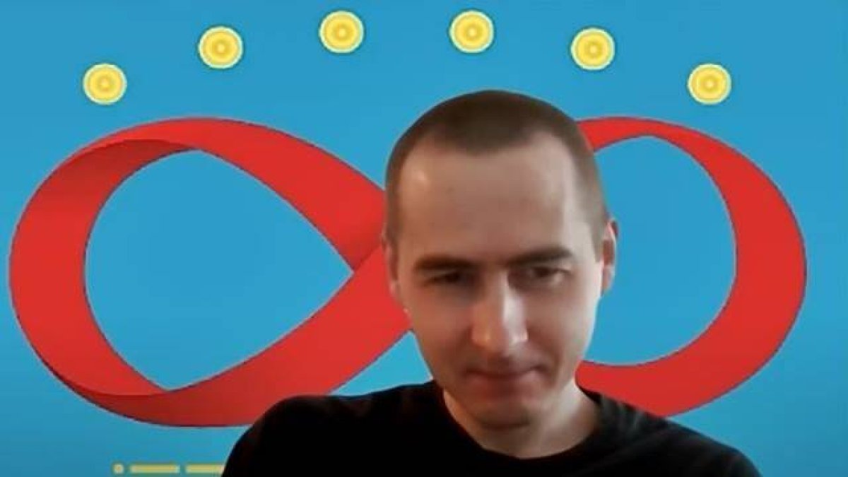 Un asistente a un encuentro virtual de Transreligión, con el logo de Terasem como fondo. Imagen: captura Youtube Transreligion.