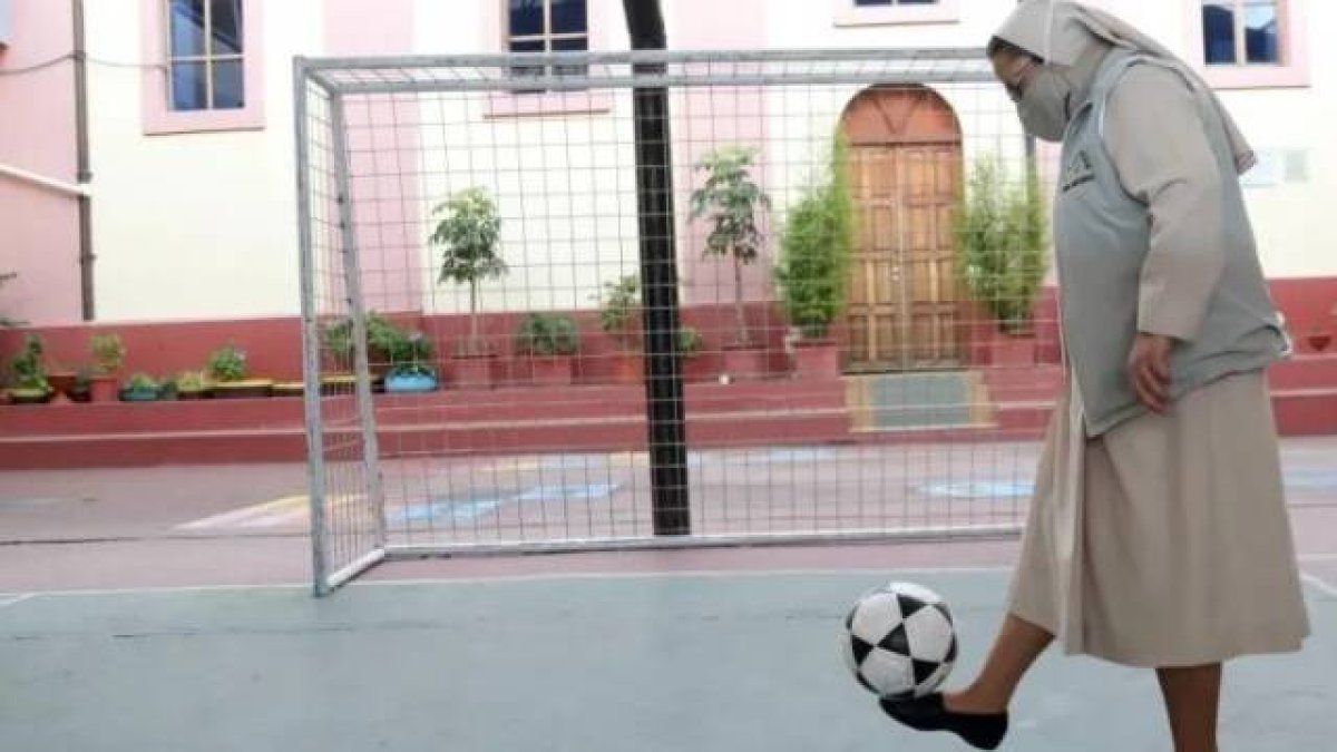 Isabel Armijos, la religiosa de la congregación Santa Mariana de Jesús en Guaranda (Ecuador) que generar furor en redes por sus habilidades con el balón y aprovecha para evangelizar.