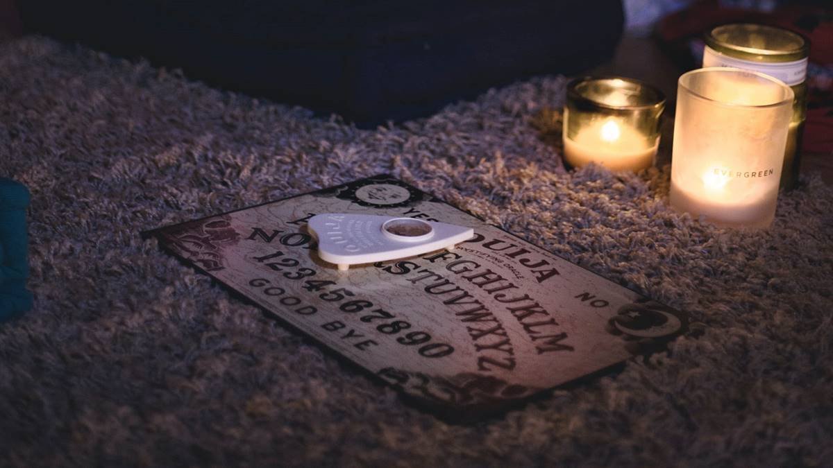 Jugar a la güija es arriesgarse a abrir la puerta a los demonios. Foto: James Fitzgerald / Unsplash.
