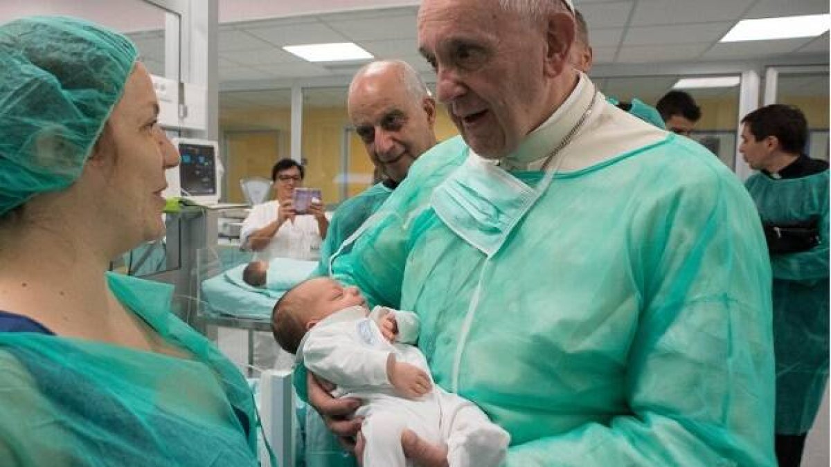 El Papa Francisco visitó en 2016 una planta de neonatología y bendijo y sostuvo varios bebés