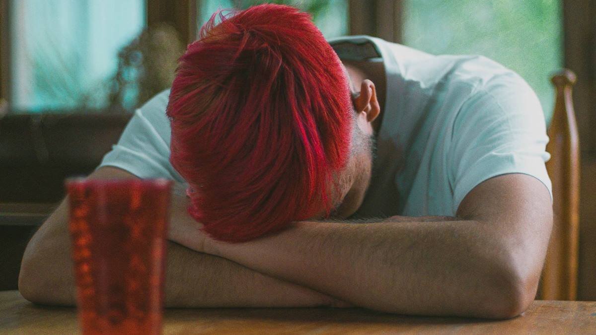 La disgregación familiar, el abandono de la religión, las formas destructivas de socialización... muchas causas confluyen a un resultado: cada vez los jóvenes sufren más la depresión y se suicidan con mayor frecuencia. Foto: Jose Pena / Unsplash.