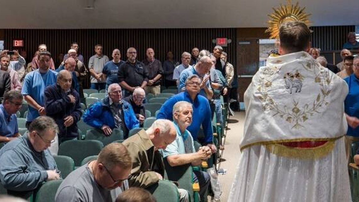 Adoración Eucarística en un congreso de hombres católicos en Hartford en octubre de 2022 - foto de Aaron Joseph
