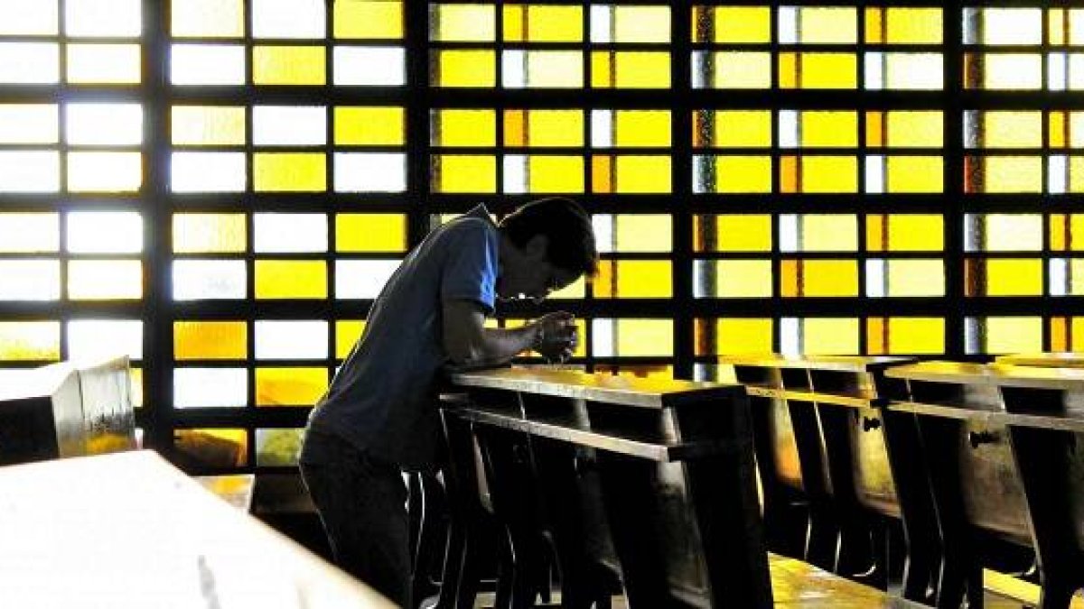Un hombre reza en la iglesia - foto de Juan Pablo Arias en Cathopic