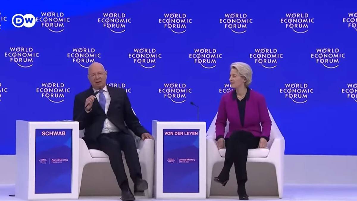 Klaus Schwab, presidente del Foro Económico Mundial, y Ursula von der Leyen, presidenta de la Unión Europea, ambos impulsores de la Agenda 2030, totalitaria, relativista y anticristiana. En la imagen, en Davos 2023.