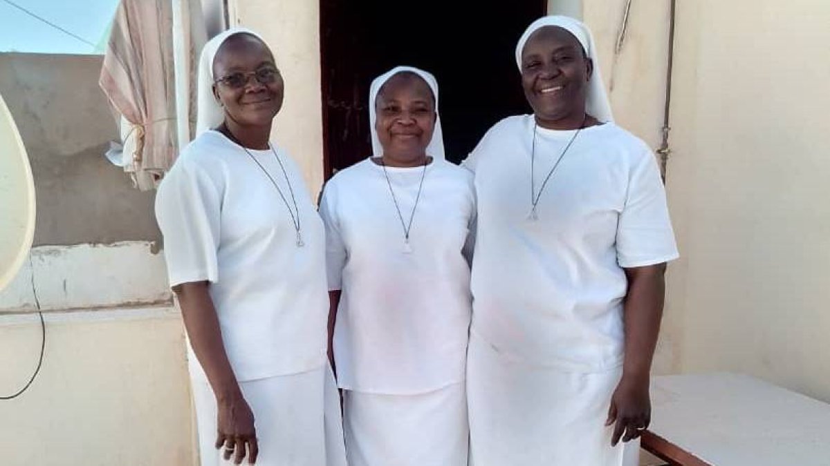 Pauline, Pauline y Bernadette, las tres religiosas de Burkina Faso que viven en Timimoun (Argelia), empezando a sembrar la semilla del cristianismo.