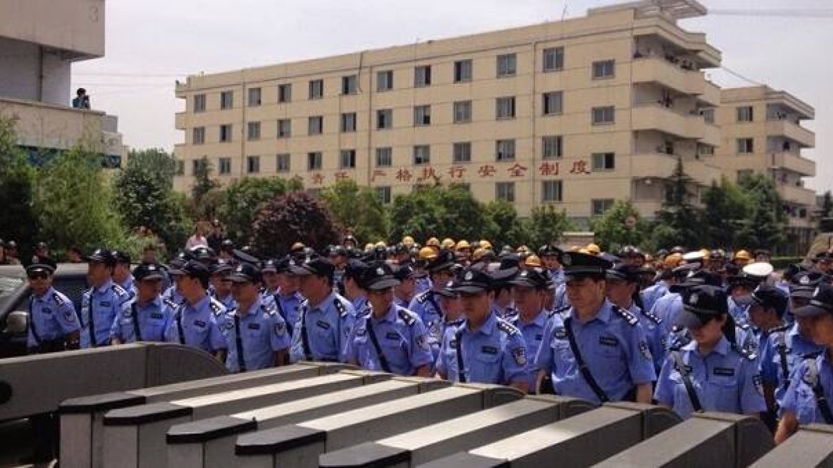 Policías en Zhumadian en 2014, antes de que se recrudecieran las leyes contra las religiones en China