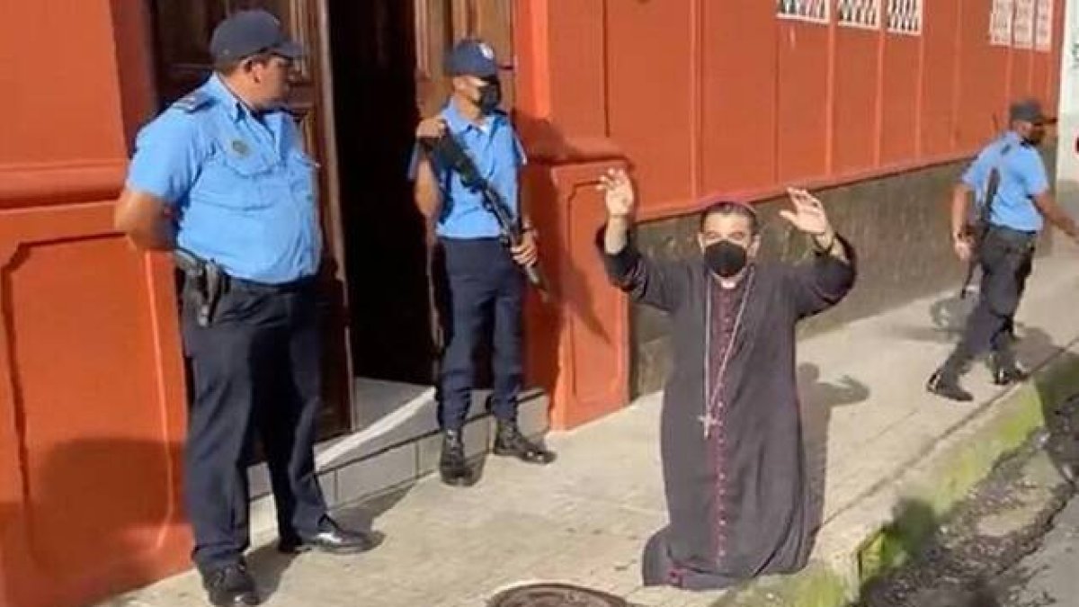 El régimen de Daniel Ortega acaba de cerrar la Universidad Católica Inmaculada Concepción, que impartía Filosofía y Teología a los seminaristas de Managua (en la foto: el obispo Rolando Álvarez, condenado a 26 años de prisión).