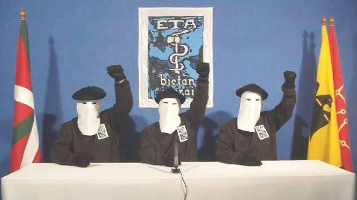 Terroristas de ETA durante la lectura de uno de sus comunicados.