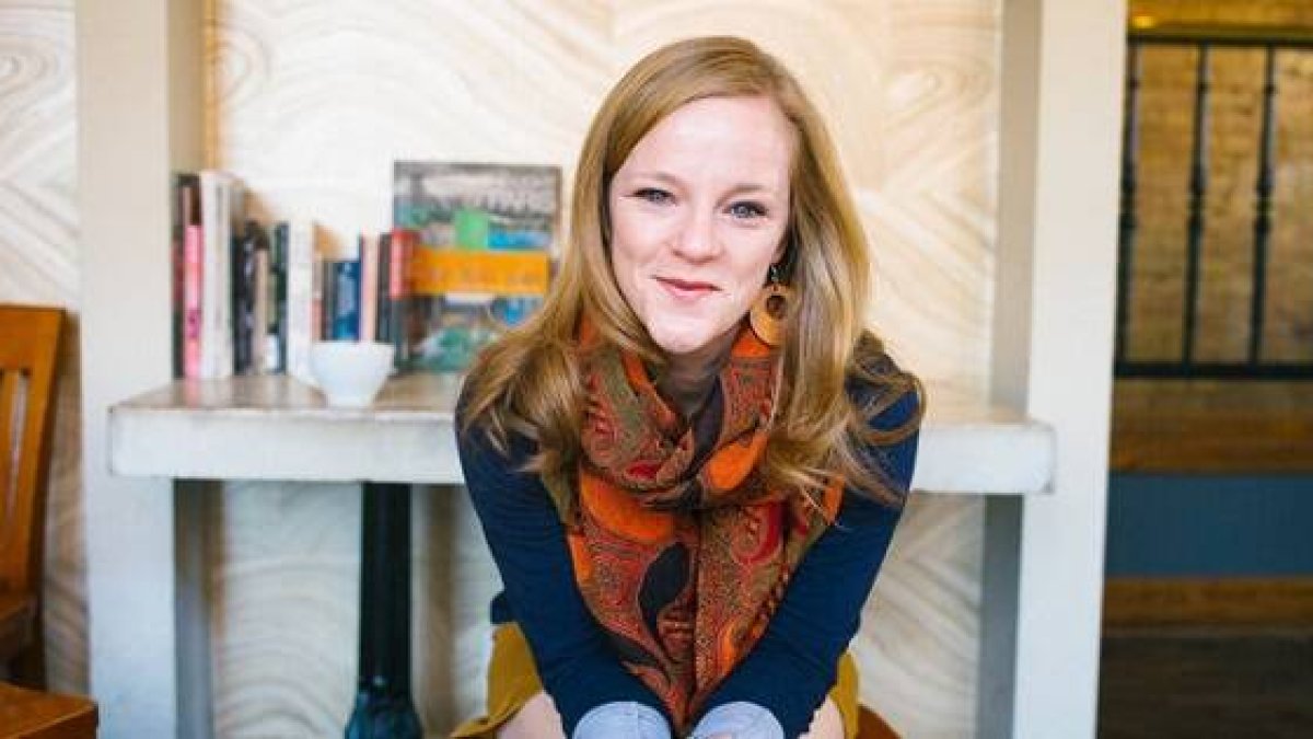 Ellie Roscher es una escritora y profesora católica que anima a simplificarnos la vida