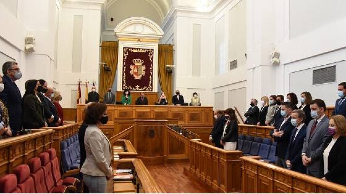 Un minuto de silencio en las Cortes de Castilla-La Mancha... los católicos también deben participar en política