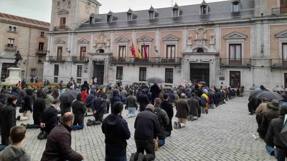 Rosario de hombres en la Plaza Mayor de Madrid.