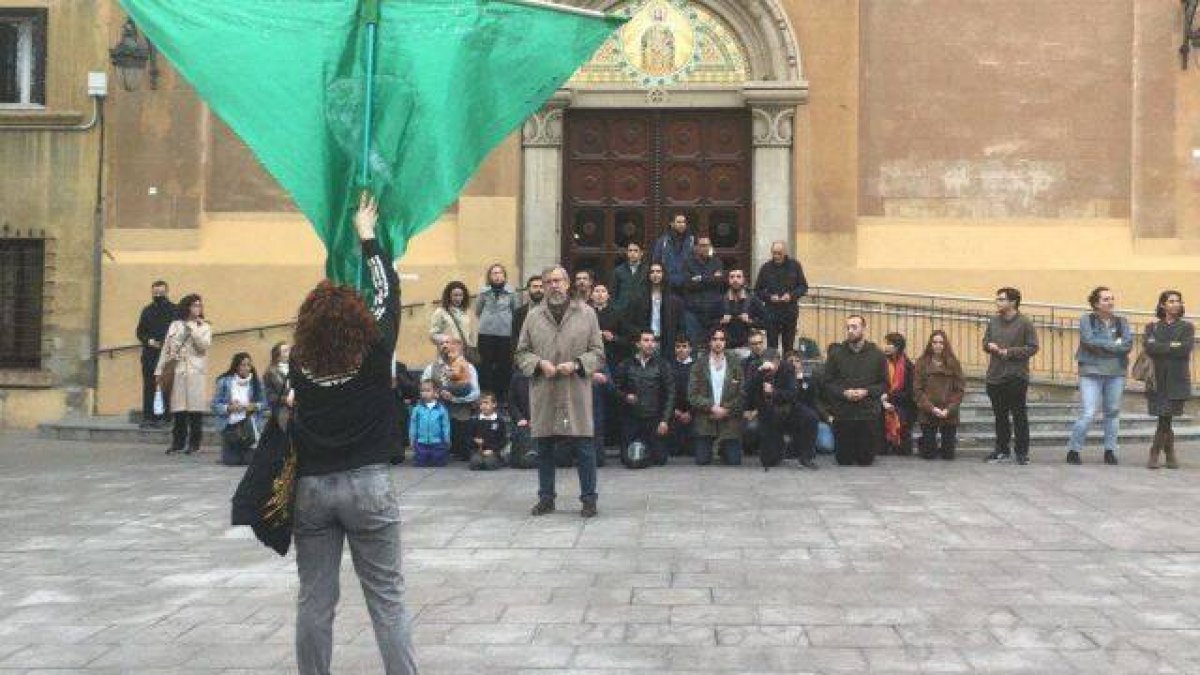 Una veintena de fieles respondieron con la oración al intento de profanacion y ataque feminista de una iglesia en Barcelona: tras dos horas, los manifestantes desistieron.