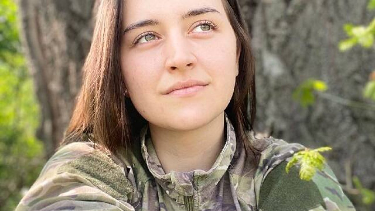 Iryna, alias Lastivka, está en un equipo de artillería del Dombass... imagina la vida tras la guerra, y piensa en Dios