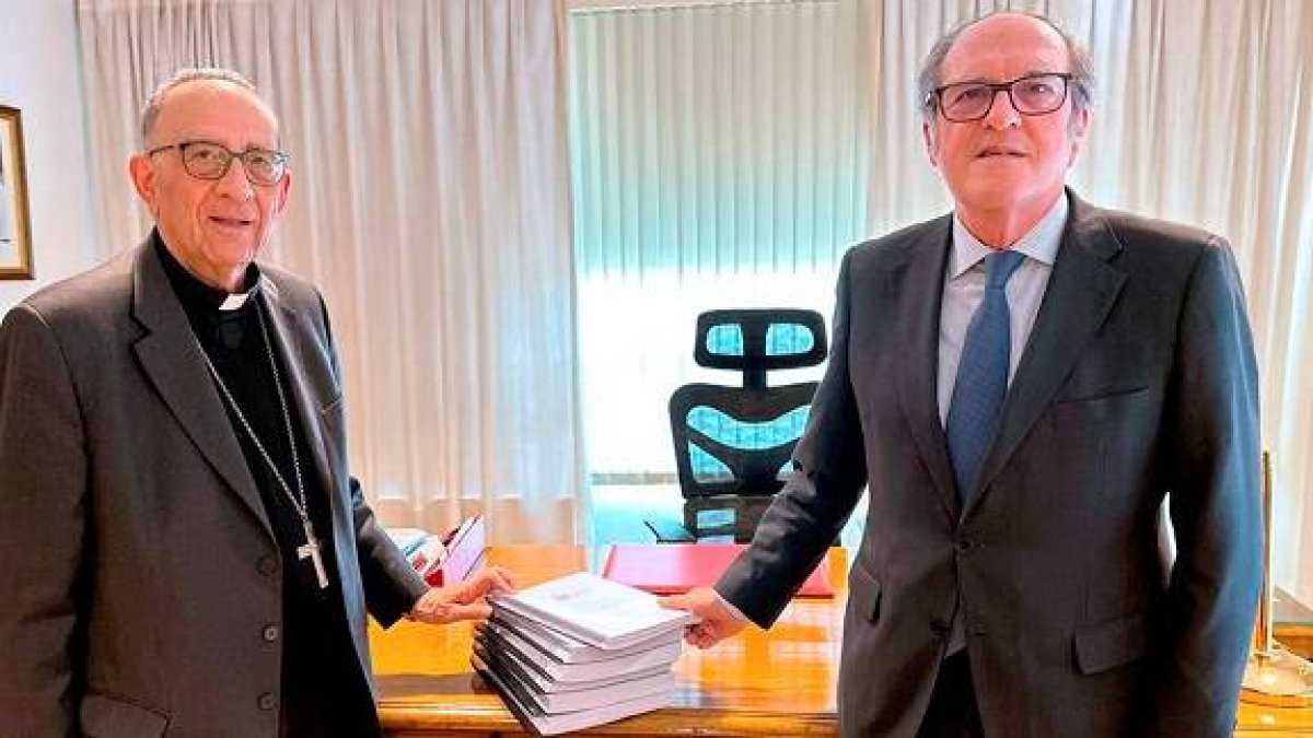 El cardenal Omella entrega al Defensor del Pueblo, el socialista Ángel Gabilondo, los datos más actualizados sobre abusos a menores en la Iglesia en España