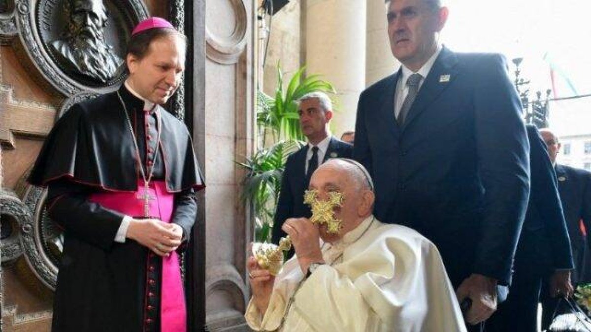 Francisco entra a la catedral de San Esteban, última parada de su viaje apostólico a Hungría, en la que se dirigió a sacerdotes, religiosos, catequistas y obispos húngaros para abordar los principales retos de la Iglesia en el país y en Occidente.