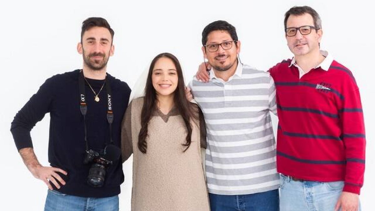 Jesús García, a la derecha, y su equipo de Gospa Arts, volcados en esta película sobre la Virgen