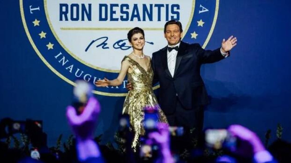 Ron DeSantis y su esposa Casey en enero de 2022... él habla bastante de fe, pero no especifica ser católico