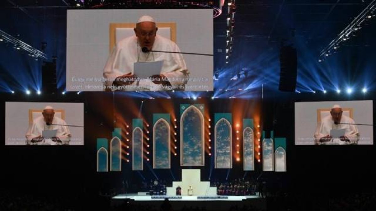 Francisco invitó a los once mil jóvenes presentes en el Sportarena de Budapest a la oración y a ser protagonistas de su vida confiando en Jesús como Maestro, Amigo y Hermano.