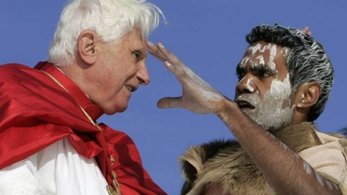 Un ritual aborigen de bienvenida recibe a Benedicto XVI en Australia en la JMJ de 2008 , el Papa reflexiona sobre las religiones tribales