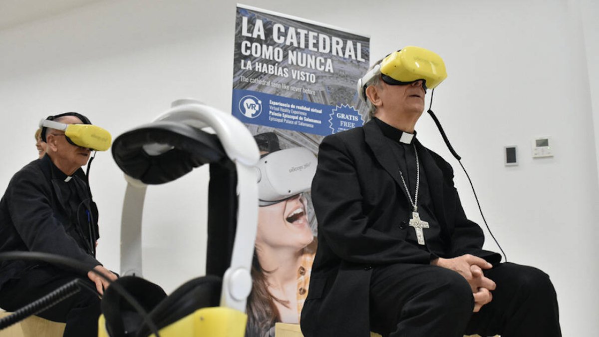 Con unas gafas de realidad virtual, los visitantes podrán ver nuevos rincones como la cúpula central, o panorámicas nunca antes proyectadas. En la foto: el obispo de Salamanca durante la inauguración de la actividad.