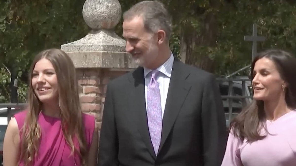 Sofía, que tiene 16 años, ha recibido la confirmación junto con sus compañeros en la parroquia de la Asunción de Nuestra Señora, en Aravaca (Madrid). La misa fue presidida por el vicario episcopal (foto: YouTube).