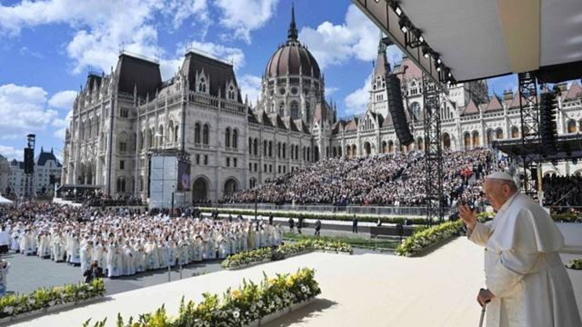 Francisco saluda a los miles de fieles congregados en la Plaza de Lajos Kossuth de Budapest para la misa del domingo.