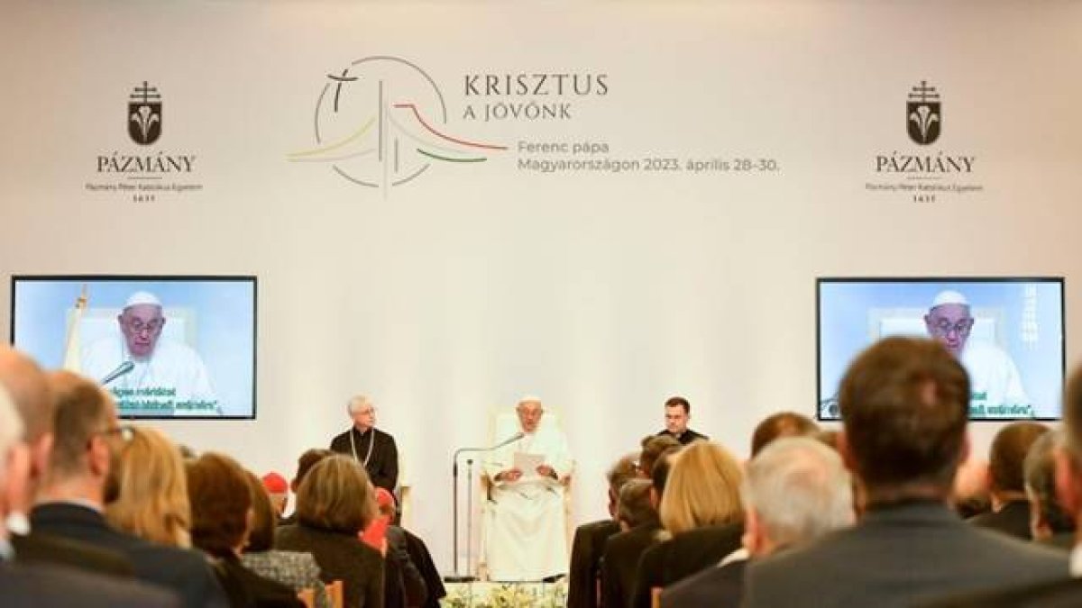 Francisco, en el encuentro en Budapest con el mundo de la universidad y de la cultura, donde advirtió de los males inherentes a una 'libertad sin frenos'. Foto: Vatican Media.