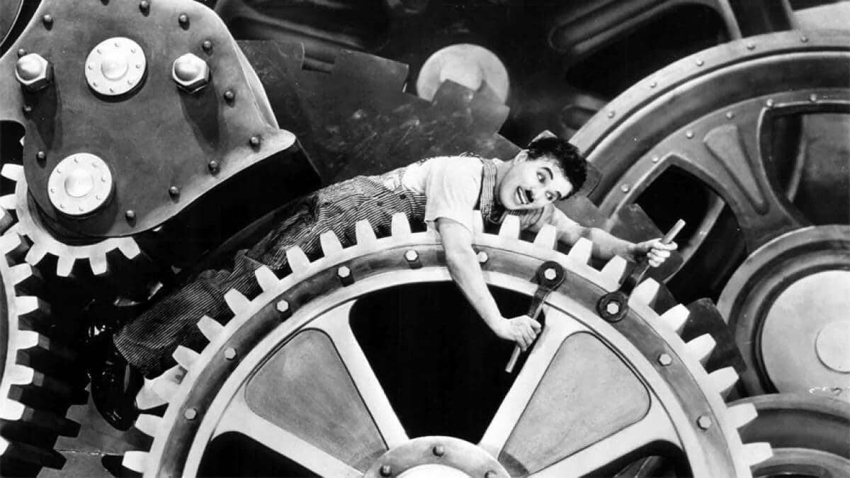 Charlie Chaplin en 'Tiempos modernos' (1936), que dirigió y protagonizó: una crítica a la deshumanización de la producción en cadena.
