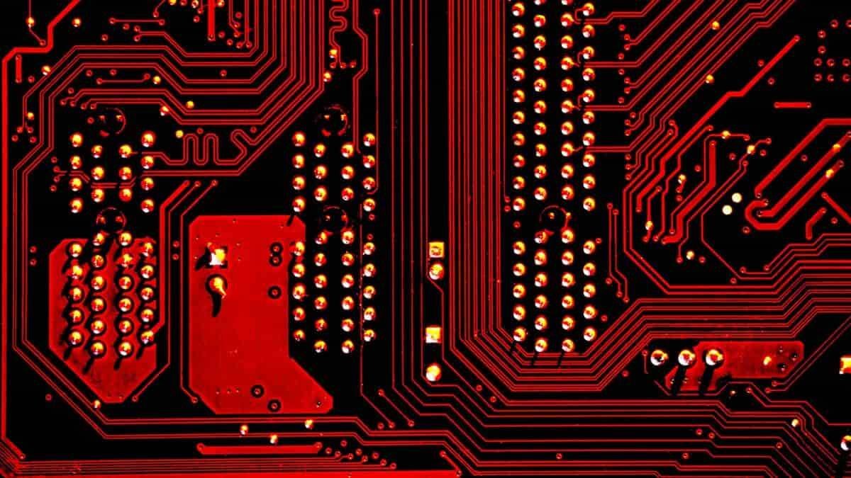 Son la razón y la ciencia las que deben frenar el tsunami de las bioideologías, el transhumanismo y los usos ilícitos de la inteligencia artificial. Foto: Michael Dziedzic / Unsplash.